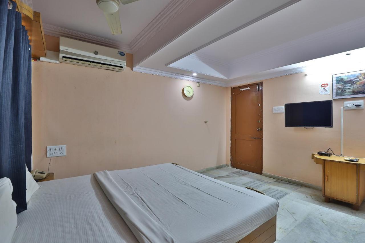 Ānand Spot On Hotel Decent المظهر الخارجي الصورة