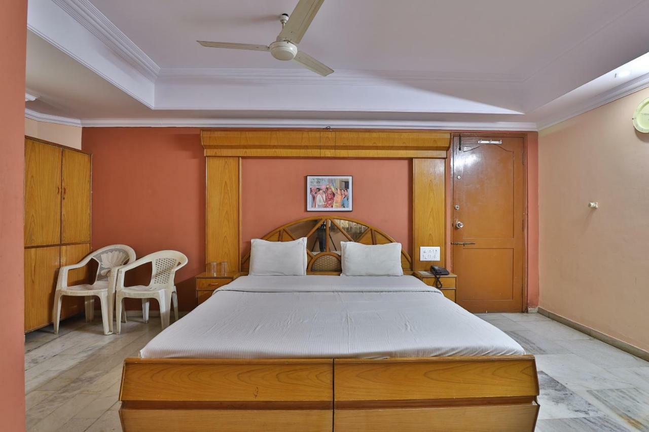 Ānand Spot On Hotel Decent المظهر الخارجي الصورة